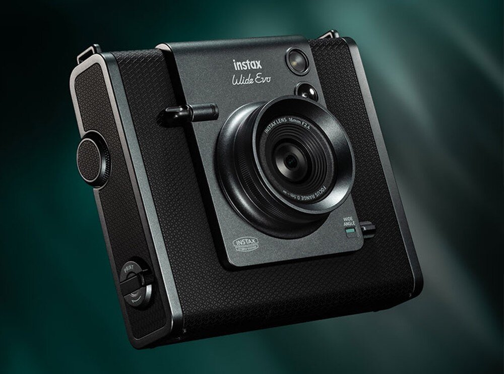 Czarny aparat z napisem \'instax Wide Evo\' na przednim panelu, z dużym obiektywem i teksturą przypominającą skórę. Widoczne są także napisy \'INSTAX LENS 35mm F=2\' oraz \'INSTAX\' na dolnej części aparatu.