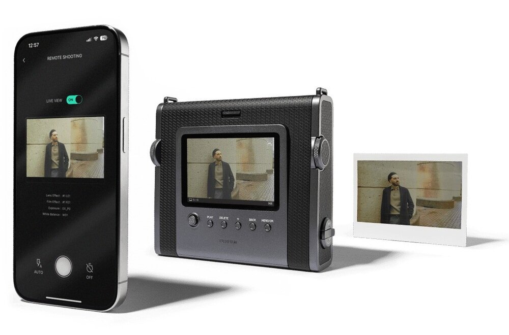 Obraz przedstawia smartfon z włączonym trybem zdalnego fotografowania, aparat fotograficzny z wyświetlaczem pokazującym zdjęcie mężczyzny oraz wydrukowane zdjęcie tego samego mężczyzny. Na aparacie widoczne jest logo \'FUJIFILM\'.