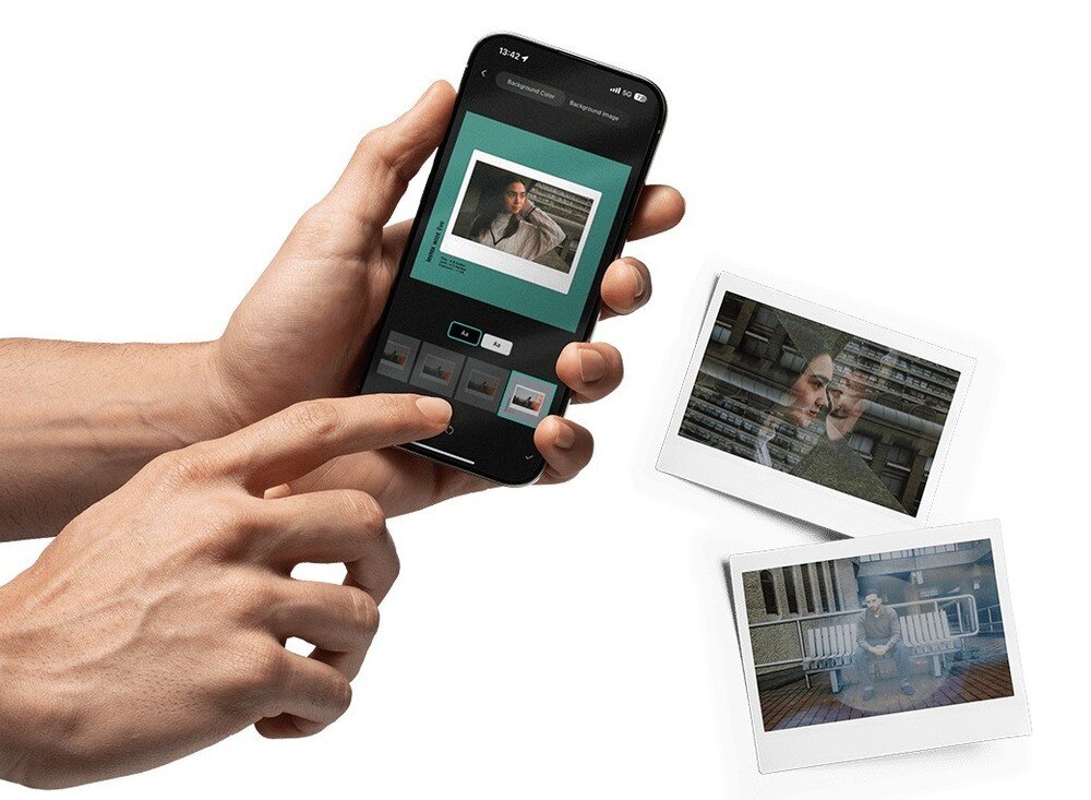 Osoba trzyma smartfon z aplikacją do edycji zdjęć, na ekranie widoczne jest zdjęcie portretowe. Obok znajdują się dwa wydrukowane zdjęcia w formacie polaroid przedstawiające ludzi.