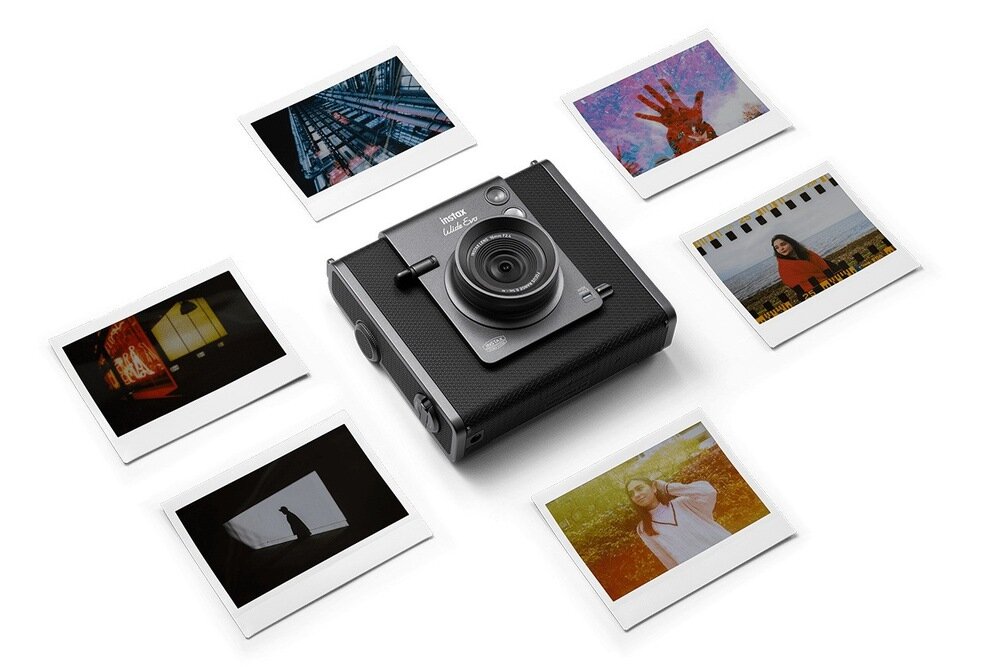 Czarny aparat z napisem \'Instax Wide\' na obiektywie, otoczony sześcioma kolorowymi zdjęciami w stylu polaroidowym. Zdjęcia przedstawiają różne sceny, w tym osoby i abstrakcyjne wzory.