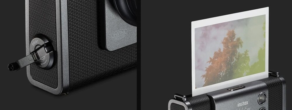 Zdjęcie przedstawia czarny aparat z teksturą, z widocznym przyciskiem \'PRINT\' oraz fragmentem wydrukowanego zdjęcia z drzewami. Na aparacie widoczny jest napis \'instax wide evo\'.