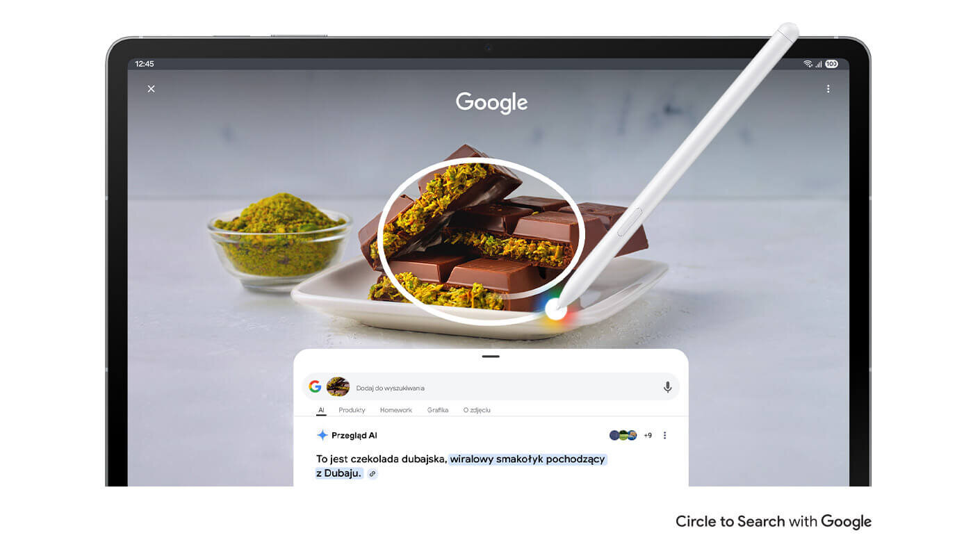 Circle to Search with Google używanym na ekranie z rysikiem S Pen na obrazie Modrosójka błękitna. Wyniki wyszukiwania Google pokazują szczegóły dotyczące obrazu. Circle to Search with Google wyświetlone z logo Google. Tablet z wyświetlaczem pokazującym stronę Google z obrazem czekolady posypanej pistacjami. Obok tabletu znajduje się rysik S Pen.