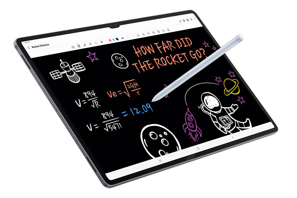Tablet z wyświetlaczem pokazującym kolorowe notatki i rysunki związane z kosmosem, obok którego leży srebrny rysik. Na ekranie widoczny jest tekst: \'HOW FAR DID THE ROCKET GO?\' oraz równania matematyczne.