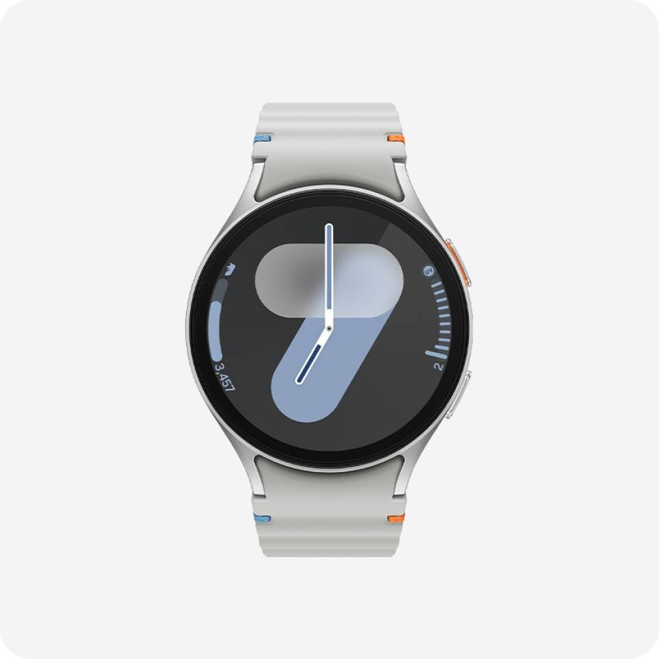 Smartwatch z okrągłym wyświetlaczem, na którym widoczna jest duża cyfra 7 oraz wskaźniki po bokach. Pasek zegarka jest jasnoszary z kolorowymi akcentami przy zapięciu.