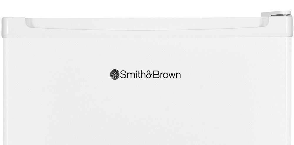 Biała lodówka z widocznym logo \'Smith&Brown\' na górnej części drzwi.