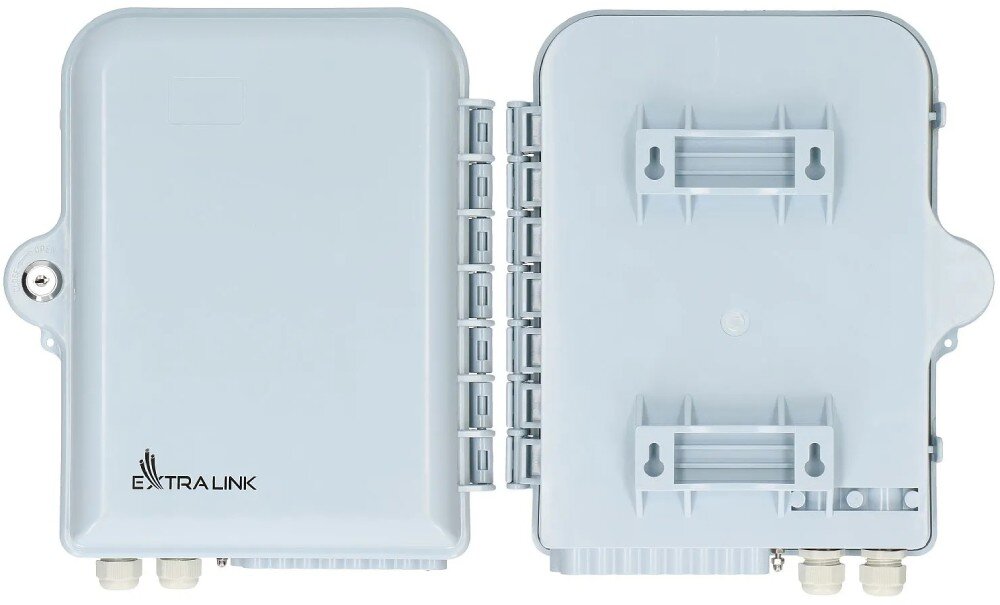 Puszka światłowodowa EXTRALINK Emma Widok na przednią i tylną część zamkniętej jasnoszarej obudowy, gdzie po lewej stronie widać front z zamkiem i logo, a po prawej tył z uchwytami do montażu oraz dławikami kablowymi u dołu
