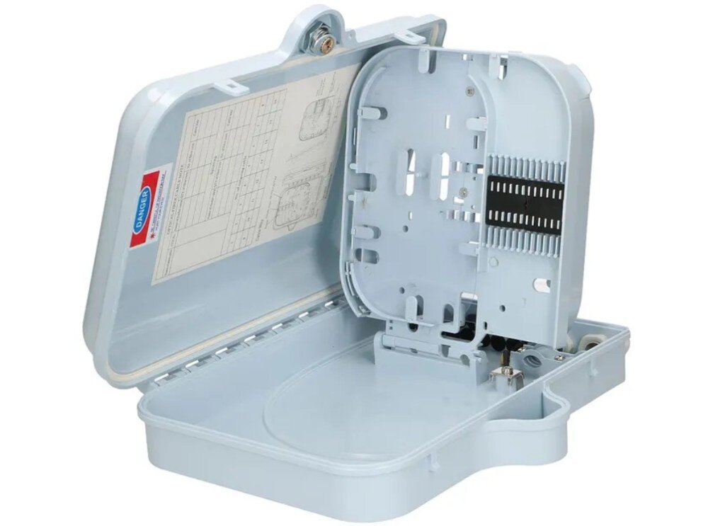 Puszka światłowodowa EXTRALINK Emma Wnętrze otwartej puszki z białą tacką instalacyjną wyposażoną w czarny organizer na spawy oraz naklejką z tabelą i ostrzeżeniem 'DANGER' na wewnętrznej stronie pokrywy