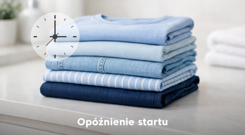 Stos ubrań w różnych odcieniach niebieskiego leży na blacie, a w rogu widoczna jest grafika zegara. Na dole obrazu znajduje się napis \'Opóźnienie startu\'.