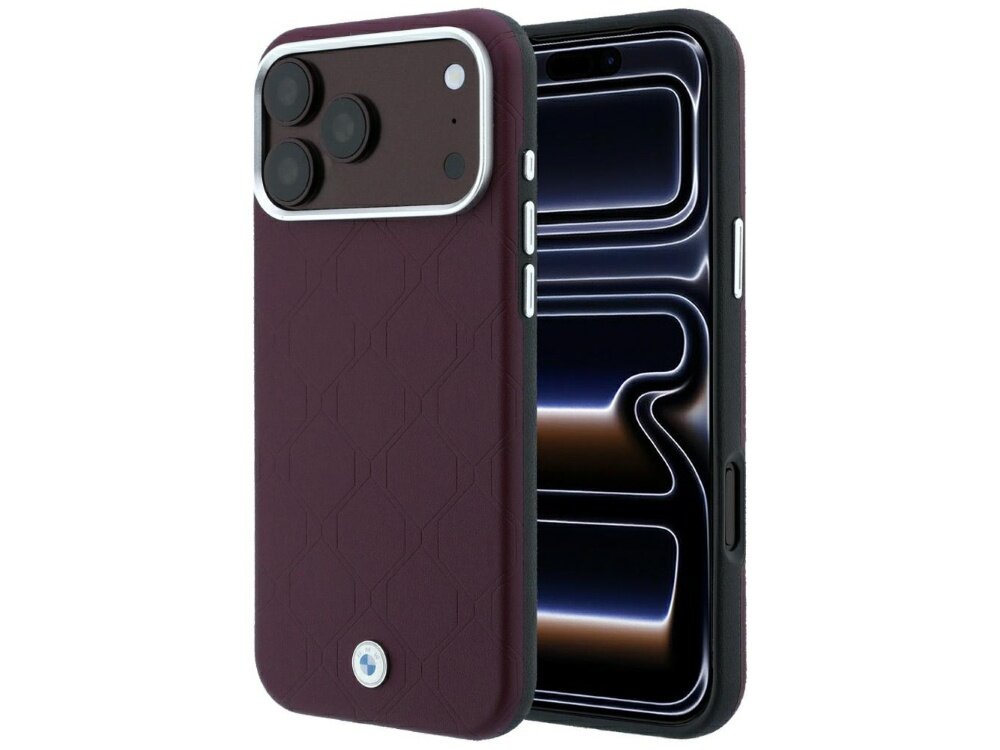 Bordowe etui z tłoczonym wzorem i metalowym logo, przeznaczone do telefonu z trzema aparatami. Widoczny jest także ekran telefonu z abstrakcyjnym wzorem.
