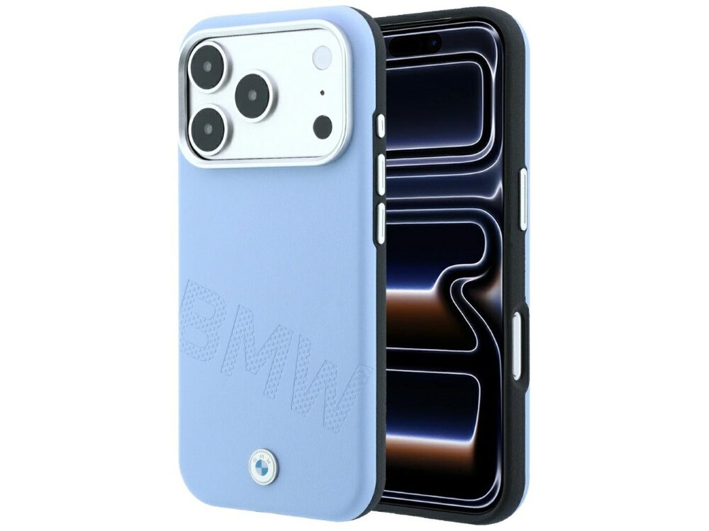 Niebieskie etui z wytłoczonym napisem \'BMW\' i logo na dole, przeznaczone do telefonu z trzema aparatami. Etui jest kompatybilne z technologią MagSafe.