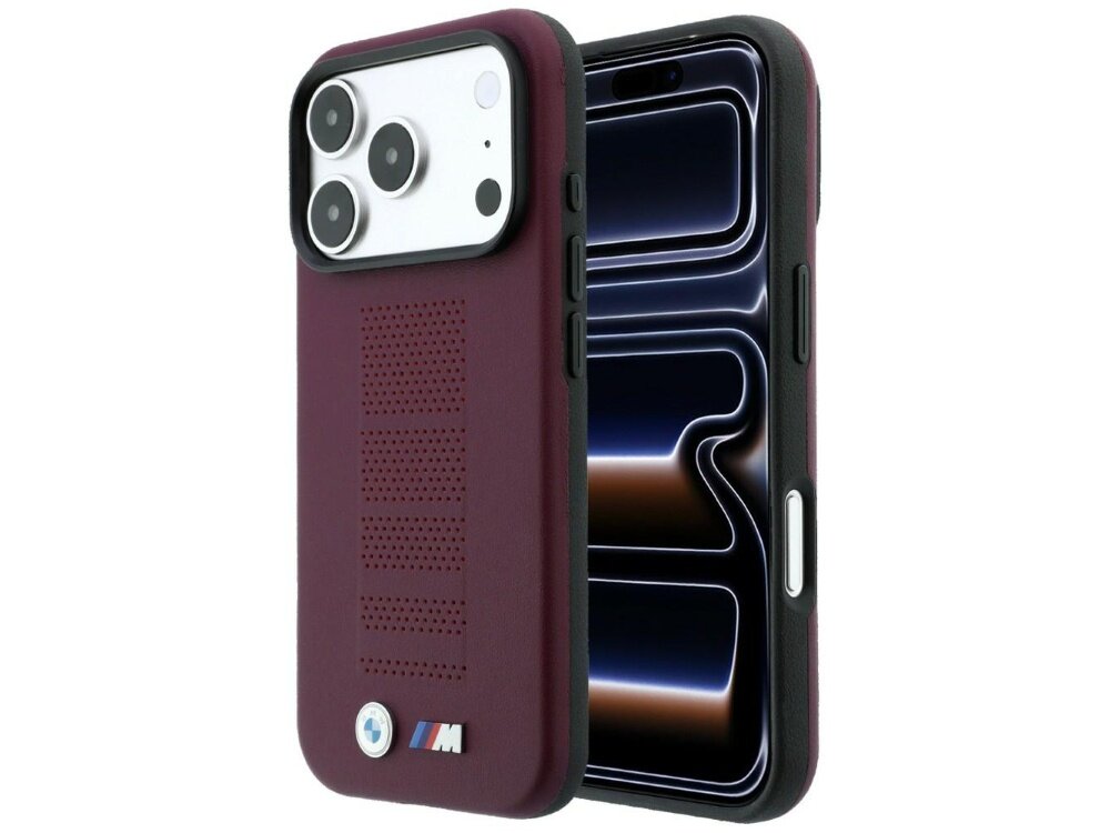 Bordowe etui na telefon z trzema dużymi otworami na aparaty oraz logo \'M\' i okrągłym emblematem na dole. Etui posiada perforowany wzór i jest przeznaczone do urządzeń z funkcją MagSafe.