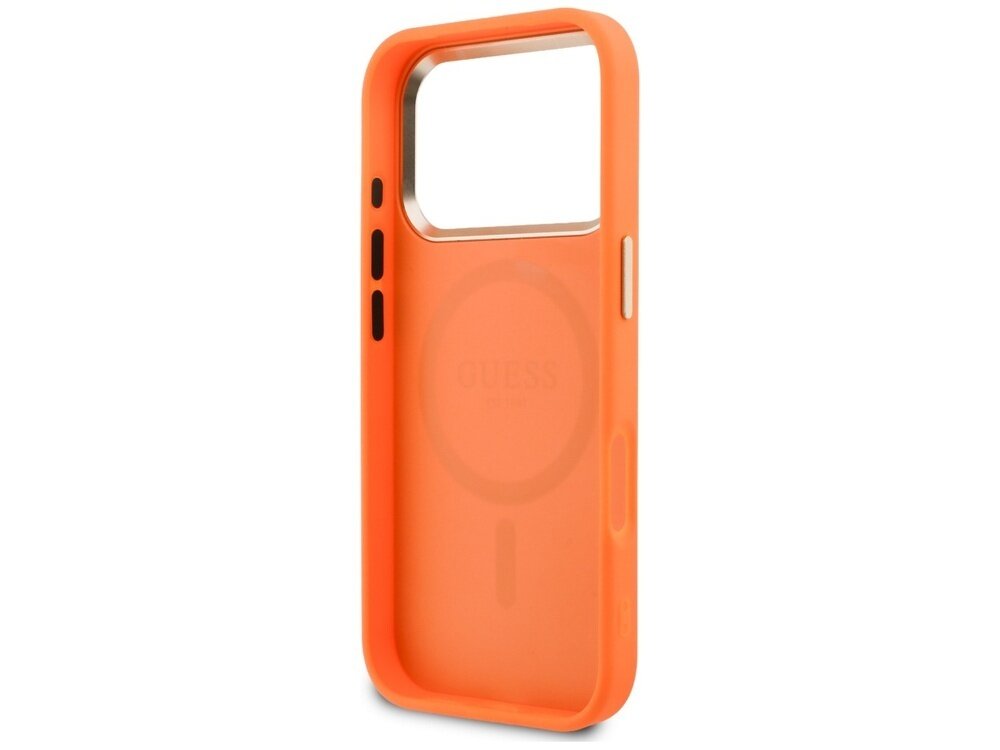 Pomarańczowe etui na telefon z dużym otworem na aparat i logo GUESS na środku. Etui posiada perforację i jest kompatybilne z MagSafe.