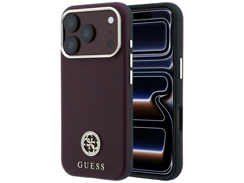 Burgundowe etui na telefon z logo GUESS i ozdobnym emblematem na dole. Etui jest dopasowane do modelu telefonu z trzema aparatami i posiada teksturowaną powierzchnię.