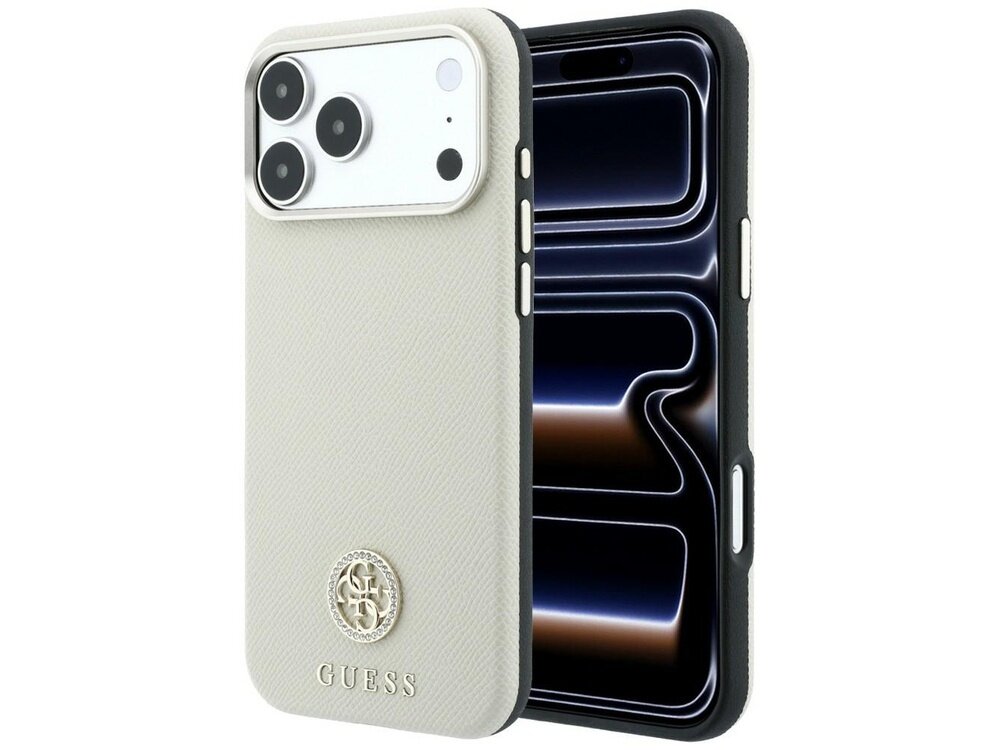 Beżowe etui na telefon z logo GUESS i ozdobnym emblematem na dole. Etui jest dopasowane do modelu telefonu z trzema aparatami i posiada teksturowaną powierzchnię.