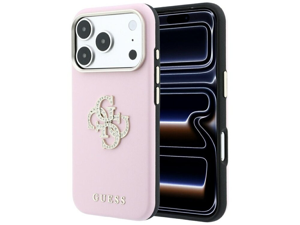 Różowe etui na telefon z logo GUESS i ozdobnym wzorem z cyrkoniami. Widoczny jest telefon z trzema aparatami fotograficznymi.