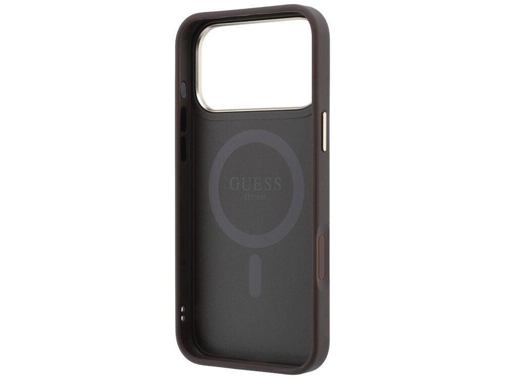 Brązowe etui na telefon z dużym otworem na aparat i napisem \'GUESS EST 1981\' wewnątrz. Widoczny jest okrągły wzór sugerujący kompatybilność z MagSafe.