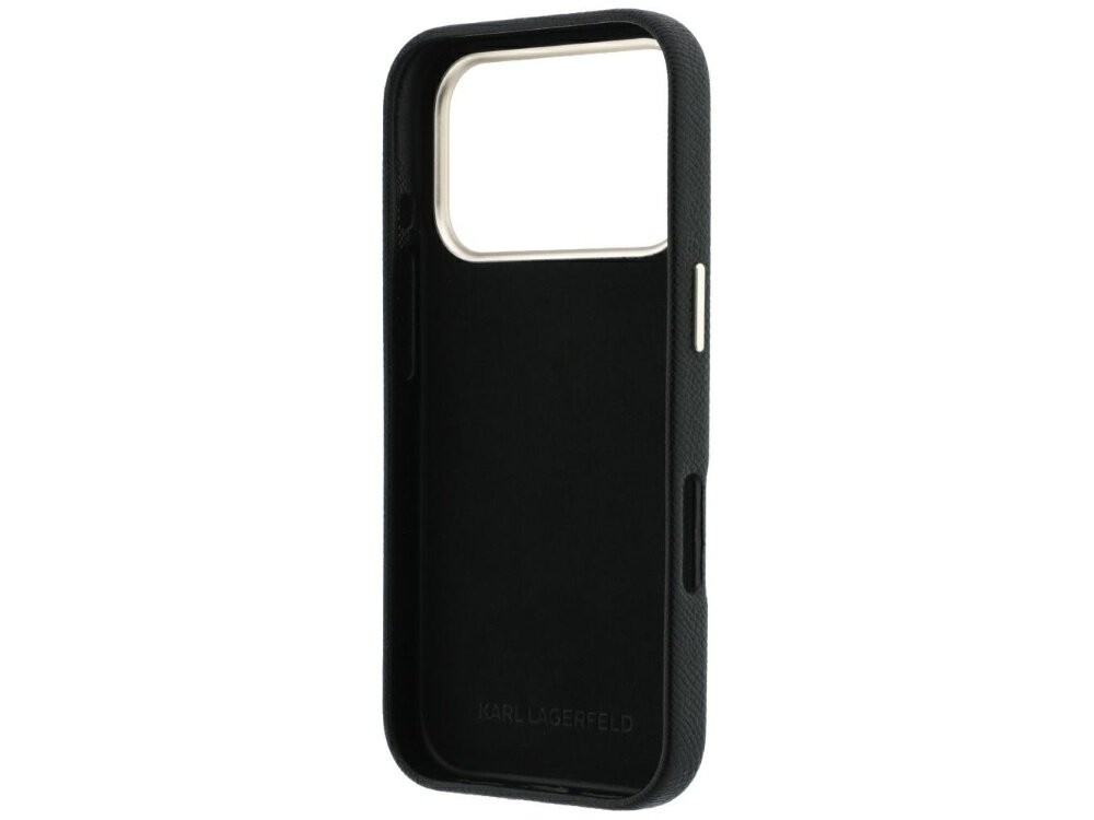 Czarne etui na telefon z dużym otworem na aparat i napisem \'KARL LAGERFELD\' na dole. Etui ma gładką powierzchnię i wycięcia na przyciski boczne.