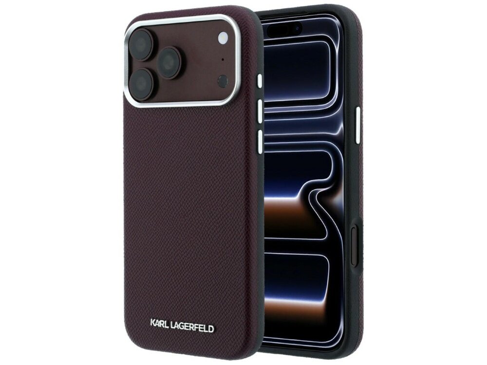 Burgundowe etui na telefon z trzema widocznymi obiektywami aparatu i logo \'KARL LAGERFELD\' na dole. Etui ma teksturę i jest przeznaczone do urządzeń z funkcją MagSafe.