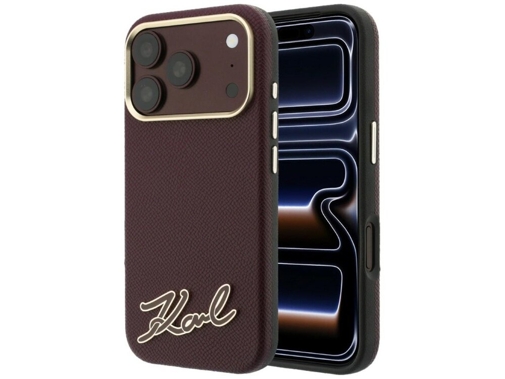 Burgundowe etui na telefon z trzema wycięciami na aparaty i złotym napisem \'Karl\' na dole. Etui ma teksturę przypominającą skórę i złote akcenty wokół wycięć na aparaty.