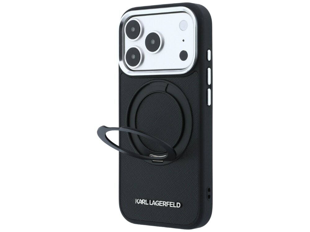 Czarne etui na telefon z pierścieniem do trzymania i logo \'KARL LAGERFELD\' na dole. Etui posiada wycięcia na aparat z trzema obiektywami.