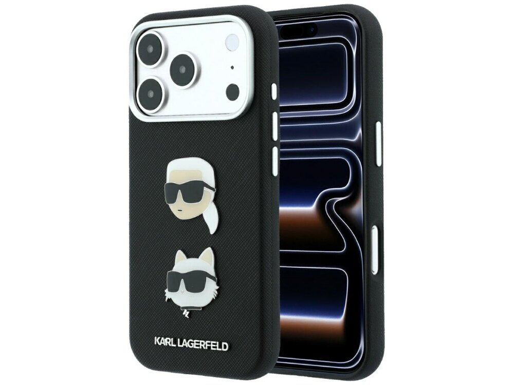 Czarne etui na telefon z trzema dużymi obiektywami aparatu, ozdobione dwoma przypinkami przedstawiającymi postacie w okularach przeciwsłonecznych. Na dole etui widnieje napis \'KARL LAGERFELD\'.