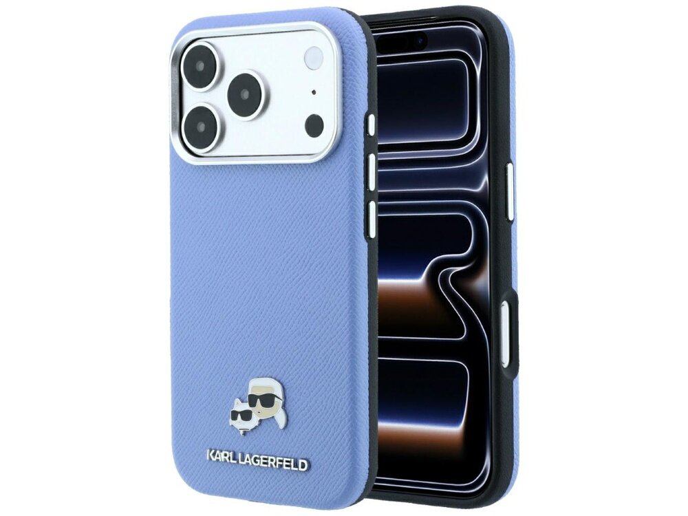 Niebieskie etui na telefon z trzema dużymi otworami na aparaty oraz metalowym logo przedstawiającym postać w okularach. Na dole widoczny jest napis \'KARL LAGERFELD\'.
