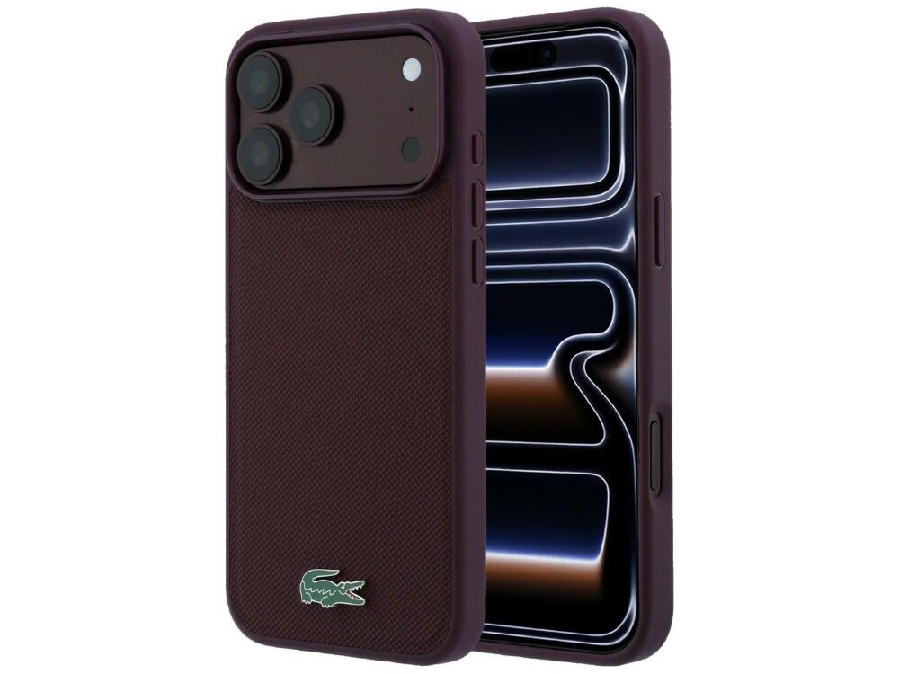 Burgundowe etui na telefon z logo krokodyla na dole, przeznaczone dla modeli iPhone z trzema aparatami. Etui ma teksturowaną powierzchnię i wycięcia na przyciski oraz aparat.