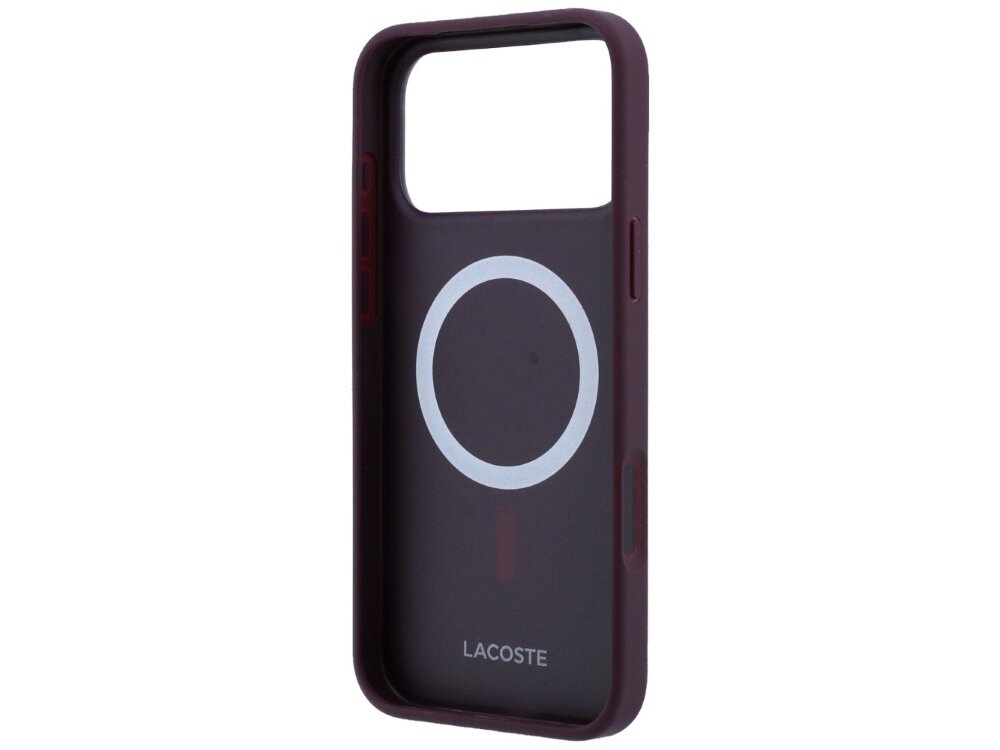 Burgundowe etui na telefon z dużym otworem na aparat i logo \'LACOSTE\' na dole. Wewnątrz widoczny jest okrągły wzór MagSafe.