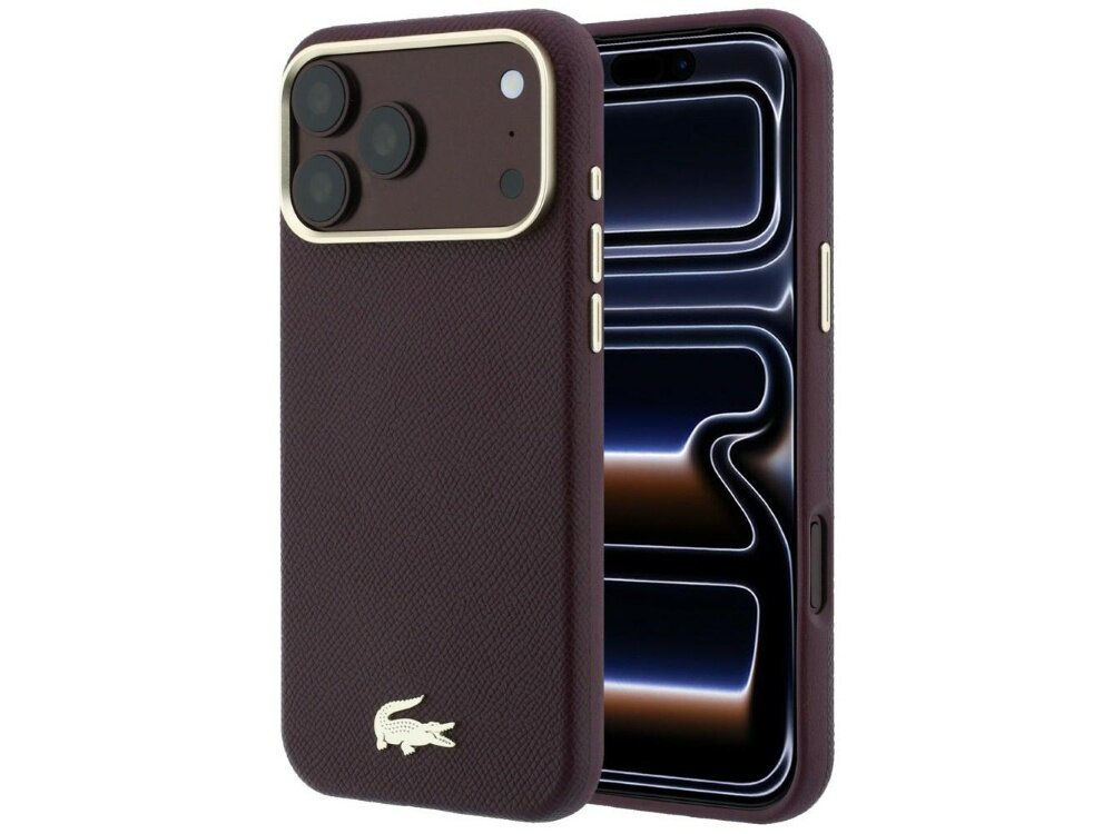 Burgundowe etui na telefon z trzema dużymi otworami na aparaty i logo krokodyla na dole. Etui ma teksturę i złote wykończenia wokół aparatów.