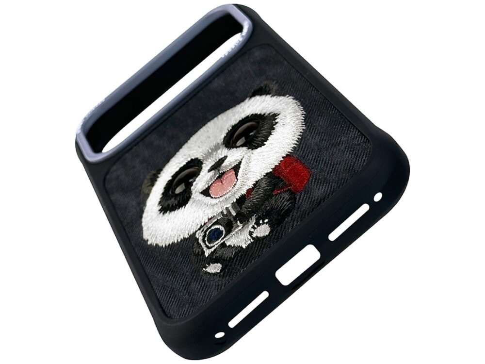 Czarne etui z haftowanym wizerunkiem pandy z dużymi oczami i czerwonym szalikiem. Etui posiada wycięcia na aparat i porty.