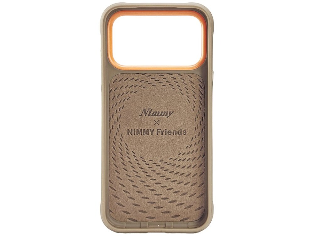 Brązowe etui na telefon z dużym otworem na aparat i tekstem \'Nimmy x NIMMY Friends\' na tylnej części. Powierzchnia etui ma wzór z drobnymi, zakrzywionymi liniami.