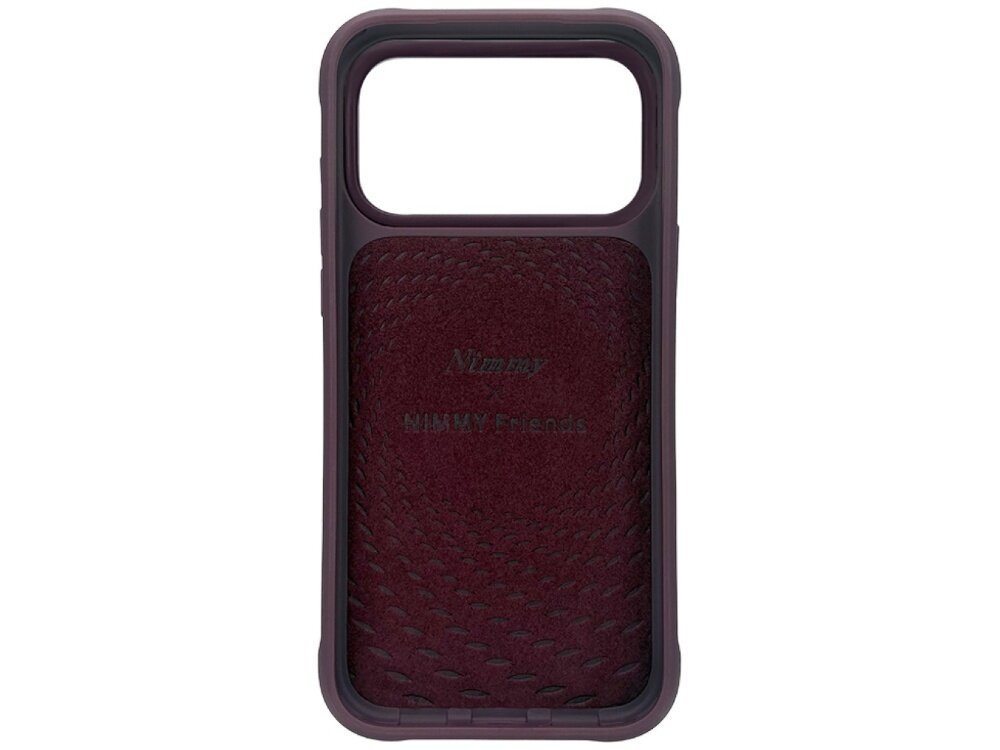 Fioletowe etui na telefon z dużym otworem na aparat, ozdobione wzorem przypominającym łuski. Na środku widoczny jest napis \'Nimmy NIMMY Friends\'.