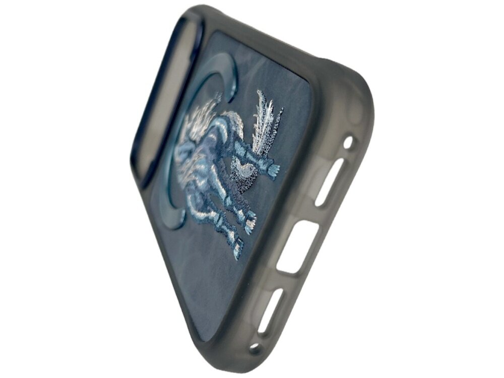 Etui na telefon w kolorze niebieskim z wytłoczonym wzorem przedstawiającym fantastyczne zwierzę. Etui posiada wycięcia na przyciski i porty.