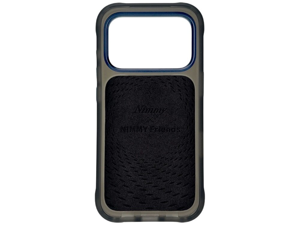 Etui na telefon z dużym otworem na aparat, w kolorze niebieskim z czarnym wzorem. Na etui widoczny jest napis \'Nimny NIMMY Friends\'.