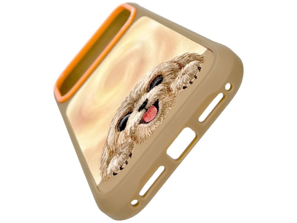 Brązowe etui na telefon z wizerunkiem psa z dużymi oczami i wystawionym językiem. Etui ma otwory na przyciski i porty oraz pomarańczowy akcent na górze.