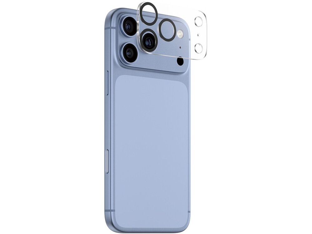 Na obrazie widoczny jest niebieski smartfon z trzema obiektywami aparatu, na który nakładana jest przezroczysta nakładka ochronna na obiektyw.