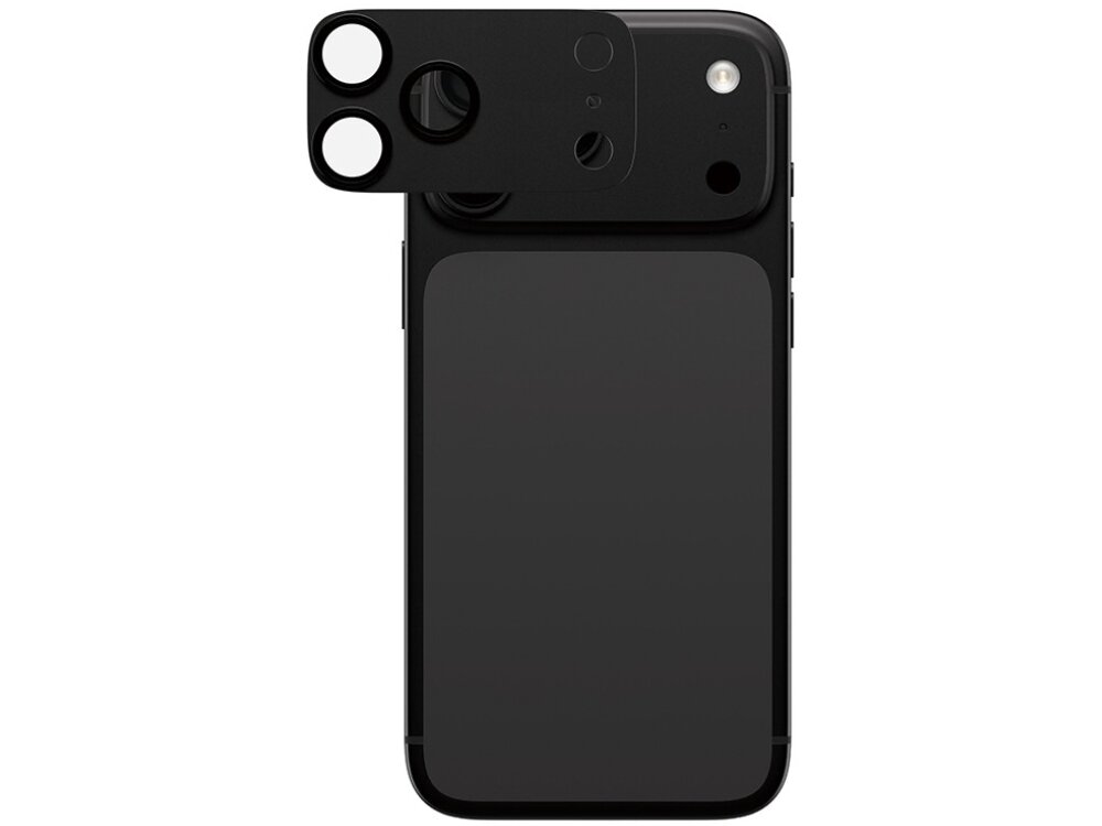 Na obrazie widoczny jest czarny telefon z nałożoną szarą nakładką na obiektyw, posiadającą trzy okrągłe otwory na aparaty. Nakładka jest przesunięta, ukazując część tylnej obudowy telefonu.