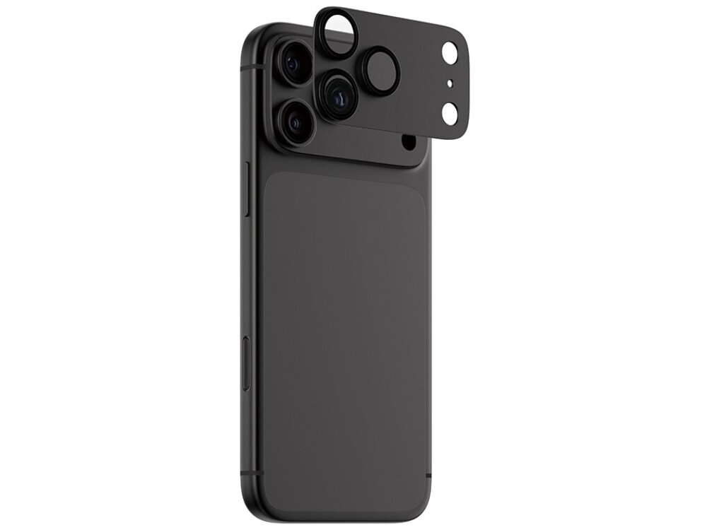 Na obrazie widoczny jest czarny smartfon z trzema obiektywami aparatu, na który nakładana jest szara nakładka ochronna z otworami na obiektywy. Nakładka jest częściowo nałożona, ukazując sposób jej montażu.