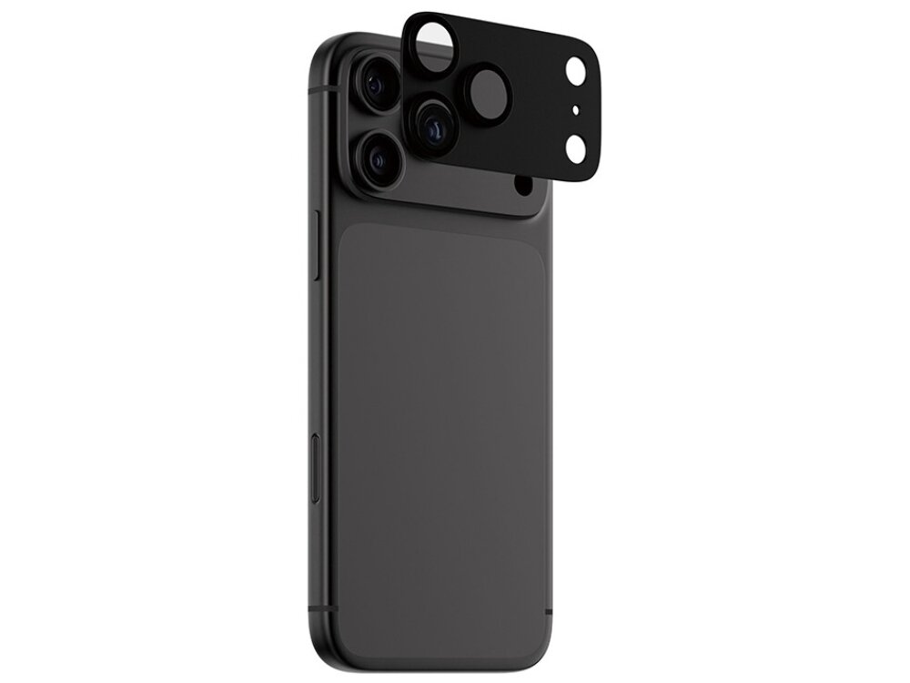 Na obrazie widoczny jest czarny telefon z trzema obiektywami aparatu, obok którego znajduje się czarna nakładka na obiektyw z otworami na kamery. Nakładka jest uniesiona nad telefonem, pokazując sposób jej montażu.