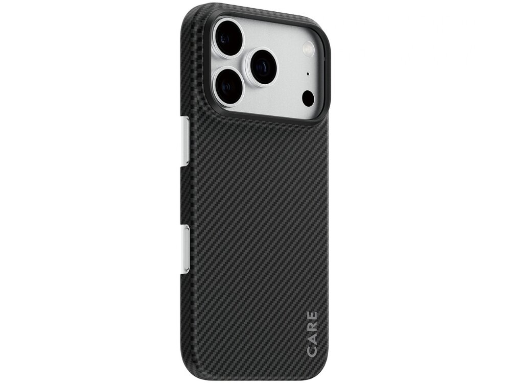 Czarne etui z teksturą, z trzema otworami na aparaty i napisem \'CARE\' na dole. Etui jest założone na telefon z widocznymi obiektywami aparatu.