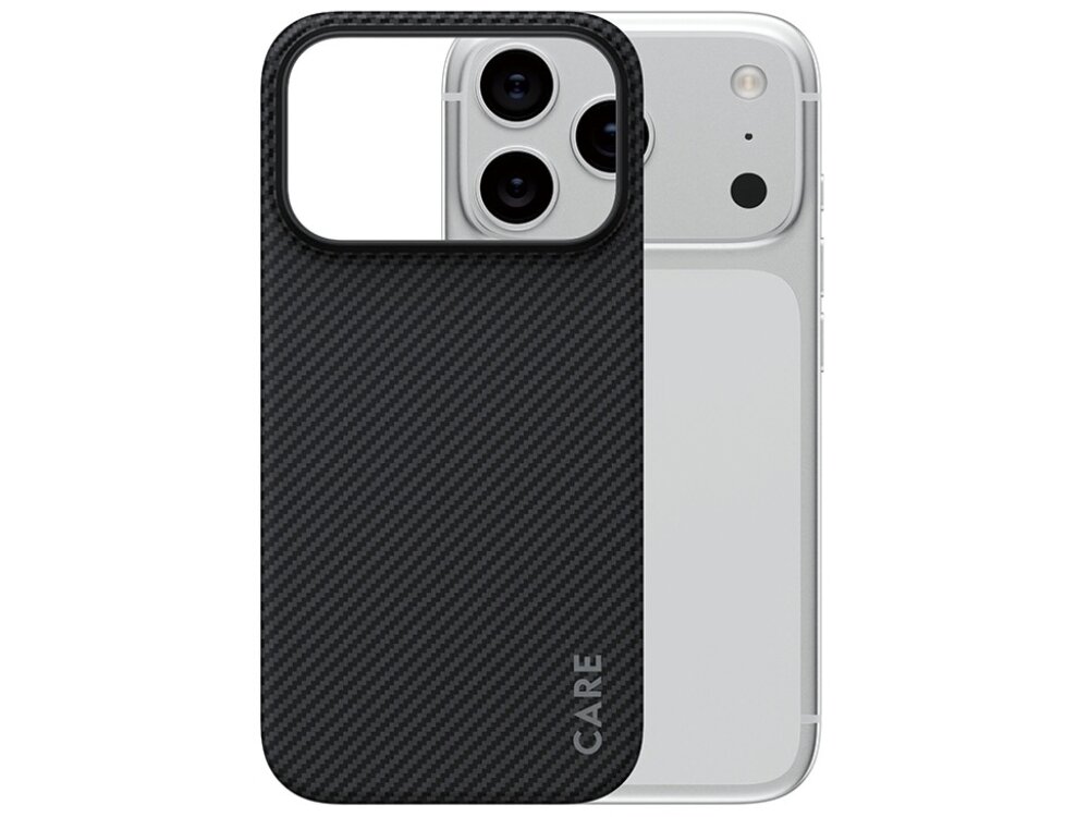 Czarne etui z teksturą węglową z wycięciem na aparat, na którym widnieje napis \'CARE\'. W tle widoczny jest telefon z trzema obiektywami aparatu.