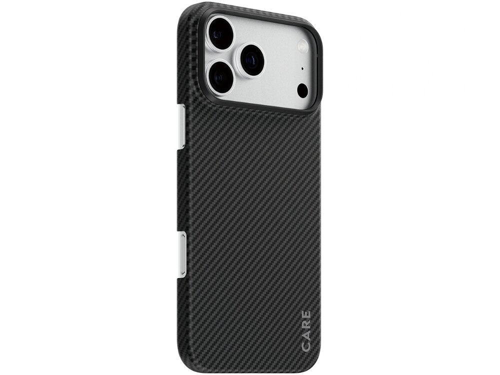 Czarne etui z teksturą, przeznaczone do telefonu z trzema widocznymi obiektywami aparatu. Na etui widoczny jest napis \'CARE\'.