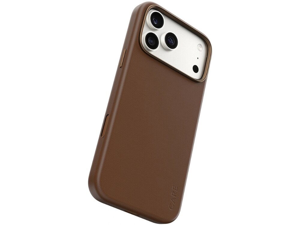 Brązowe etui na telefon z trzema widocznymi otworami na aparaty i napisem \'CARE\' na dole. Etui ma gładką powierzchnię i wycięcia na przyciski boczne.