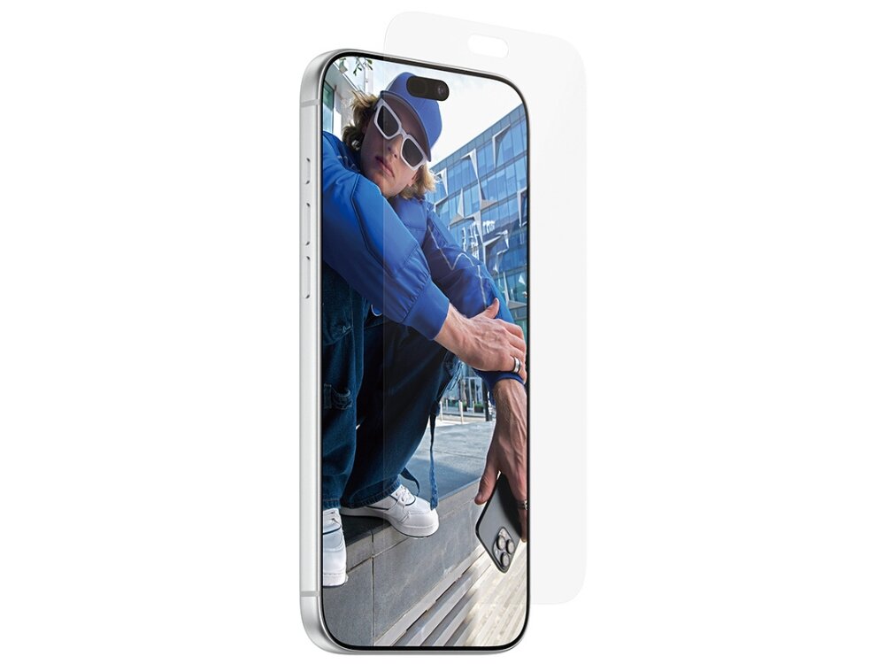 Na obrazie widoczny jest smartfon z nałożonym szkłem ochronnym, na ekranie którego znajduje się zdjęcie osoby w niebieskiej kurtce i białych okularach. W tle widać nowoczesny budynek.