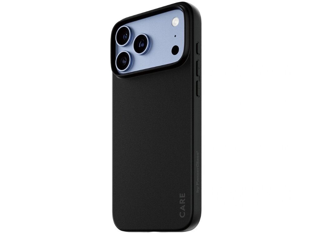 Czarne etui na telefon z trzema widocznymi obiektywami aparatu i napisem \'CARE by PanzerGlass\' na boku. Etui ma gładką powierzchnię i wycięcia na przyciski boczne.