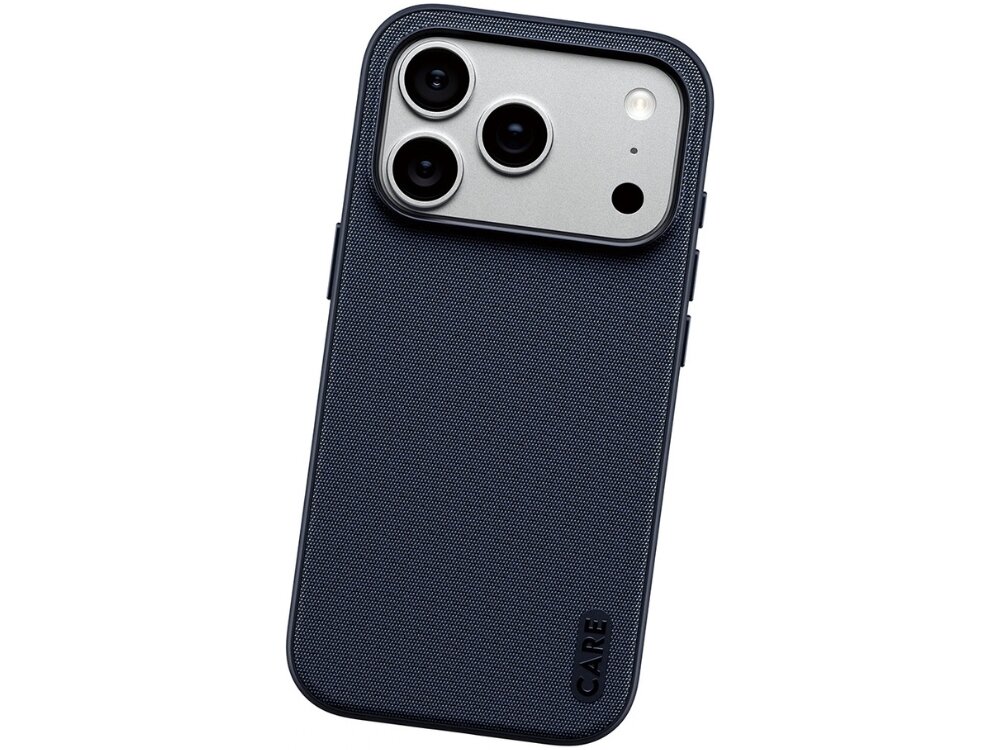 Niebieskie etui na telefon z trzema dużymi otworami na aparaty i napisem \'CARE\' w dolnym rogu. Etui ma teksturowaną powierzchnię i jest przeznaczone do urządzeń z systemem MagSafe.