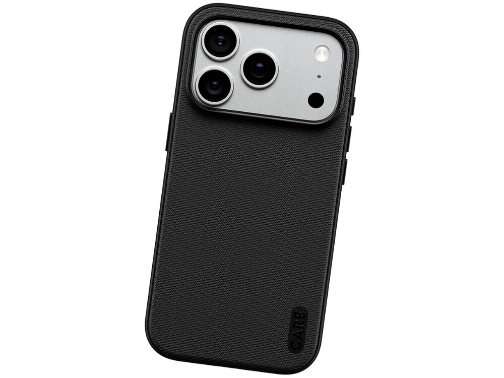 Czarne etui na telefon z trzema widocznymi otworami na aparaty i napisem \'CARE\' w dolnym rogu. Powierzchnia etui ma teksturę przypominającą tkaninę.