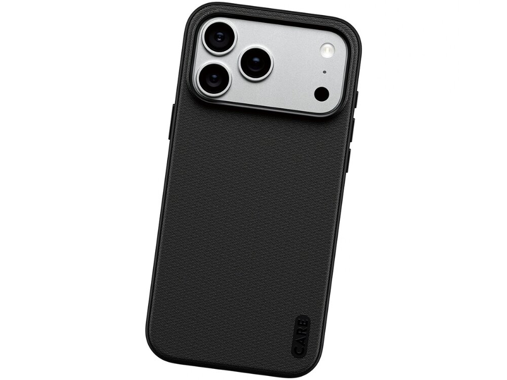 Czarne etui na telefon z trzema widocznymi obiektywami aparatu i napisem \'CARE\' w dolnym rogu. Powierzchnia etui ma teksturę przypominającą tkaninę.