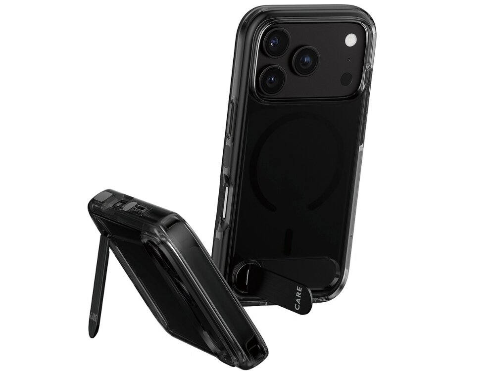 Obraz przedstawia przezroczyste etui na telefon z trzema widocznymi obiektywami aparatu i napisem \'CARE\' na podpórce. Etui ma ciemny, dymny kolor i jest wyposażone w funkcję MagSafe.