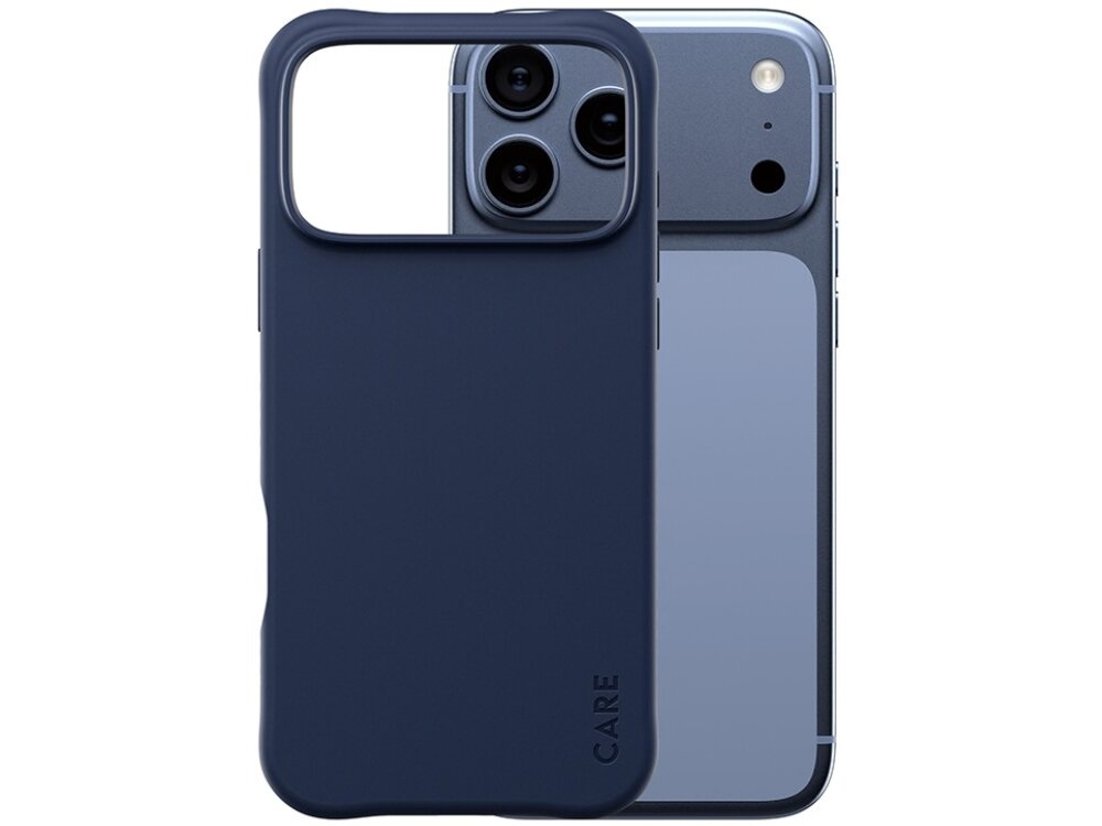 Granatowe etui z wycięciem na aparat, obok którego znajduje się smartfon z trzema obiektywami. Na etui widoczny jest napis \'CARE\'.